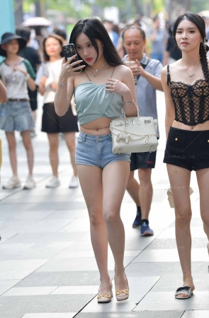 2543-2=82√小背心，热裤俩闺蜜 11P