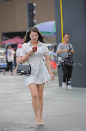 街拍白裙高跟美女