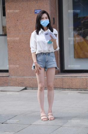 热裤大白腿女子