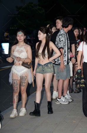 大露背装，热裤美眉