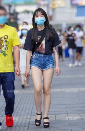 肉肉的热裤大白腿