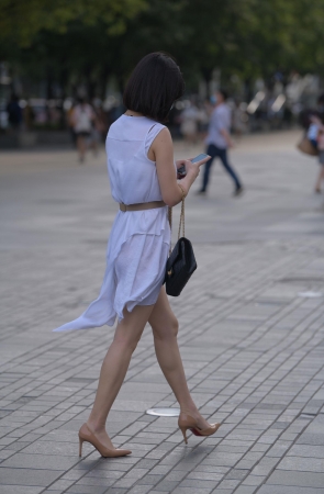白裙短发美女