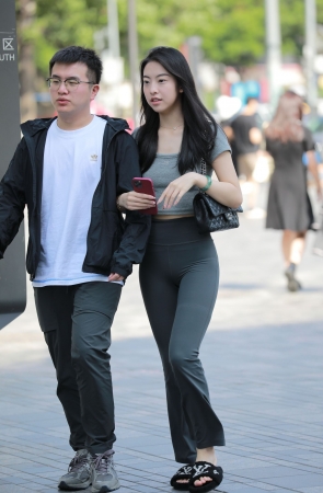 紧身瑜伽裤小姐姐