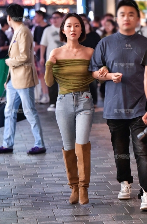 长靴牛仔裤美女