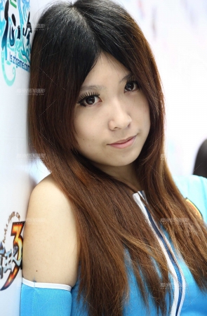 一群蓝衣紧身制服女孩