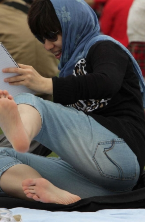 No1372 包头巾的妩媚女孩，美脚露的也足够给力