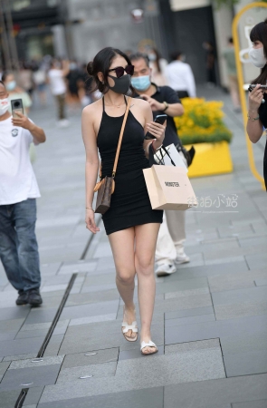 街拍超短裙墨镜美女