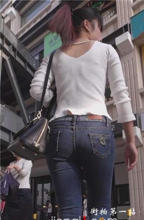 紧身牛仔裤白T恤好身材美女，马尾辫一甩一甩[426 MB]