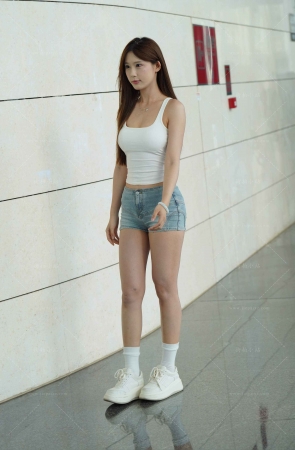 街拍美腿热裤小姐姐