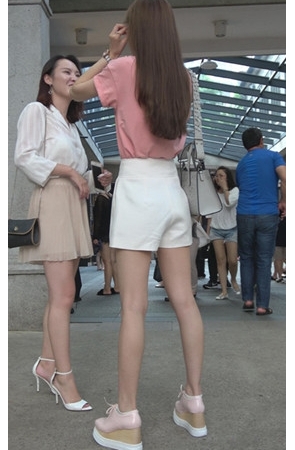 两个漂亮的裸腿小姐姐[1.22G/MP4]