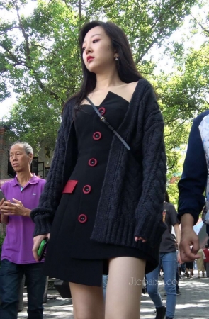 4K – 时尚气质高颜值街拍美女 [1.01 GB/MP4]