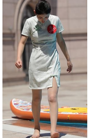 两个嬉戏的旗袍美女(80P)