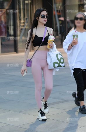 粉色紧身瑜伽裤美女