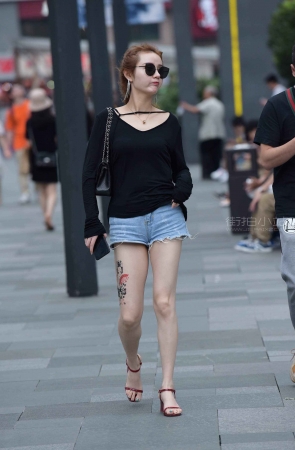 牛仔短热裤墨镜美女