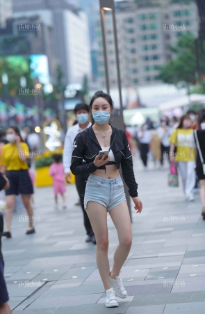 街拍小蛮腰热牛MM