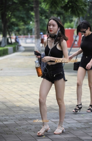 热裤美眉