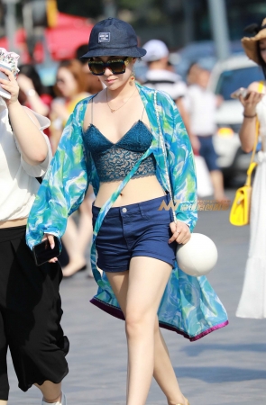 蓝帽蓝鞋蓝胸衣