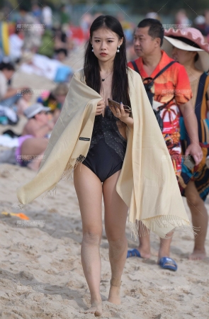 蕾丝花边的泳装~