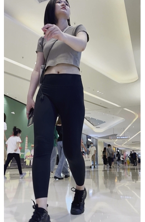 黑色紧身裤短发美女