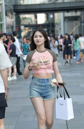 粉色女孩，凉鞋也是粉色的