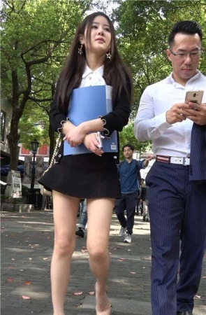 4k-美丽容颜短裙白皙美腿街拍美女 [908 MB]