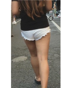 肥臀白短热裤女孩跟男友逛街 [2.05 GB]