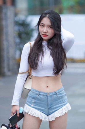 可爱又不失性感的女孩