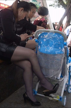 两个黑色高跟包臀短裙黑丝少妇挑鞋