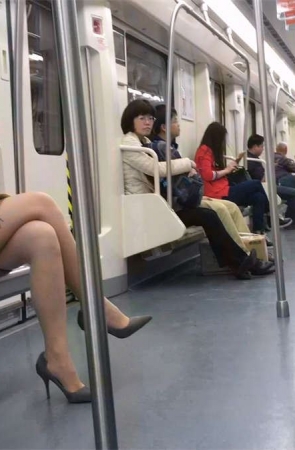 地铁漂亮连衣裙美女极品迷人美腿