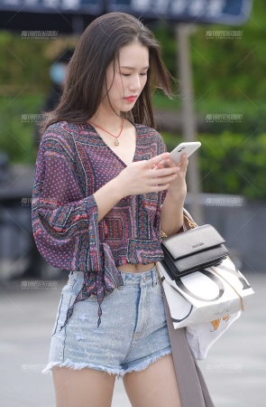 热裤甜美小姐姐