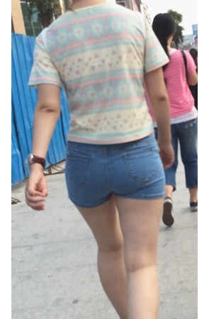 热裤牛仔妹