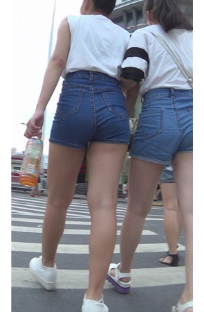 热裤高腰妹子