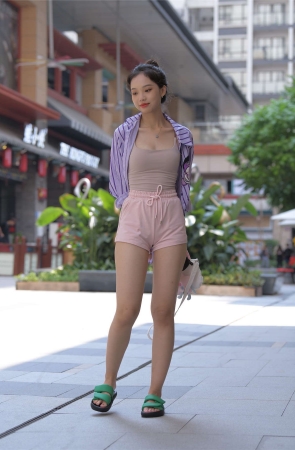 一始街拍作品 粉色女孩