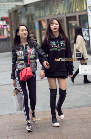 这个季节还能拍到这种美腿美臀。