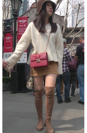 漂亮的高靴棕裙美女[826M/MP4]