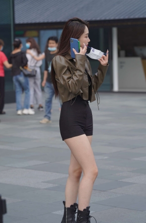 黑色热裤美腿香肩短靴