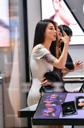 补妆长裙美女