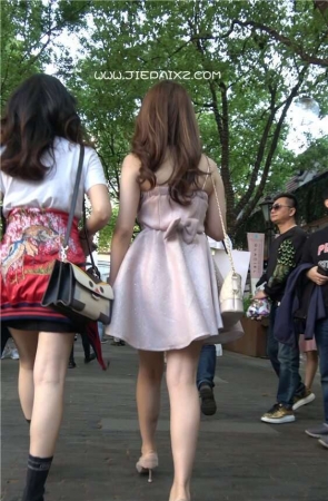 4K – 街拍吊带裙美女 [1.56 GB/MP4]