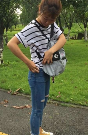 清纯紧身蓝牛小学妹摆拍 [995 MB]