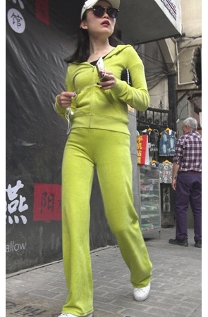 喜欢听歌的气质美女[569M/MP4]