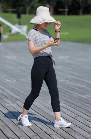 课间休息紧身瑜伽裤美女