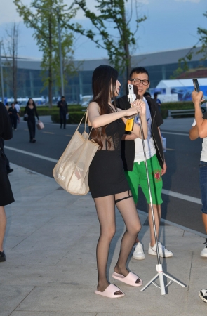 拖鞋换高跟，黑丝小姐姐