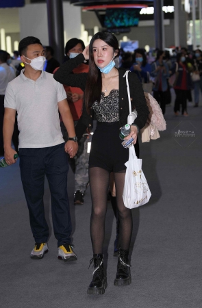 211121-22+72 -热裤黑 丝女孩