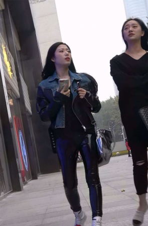 美女的黑色皮裤亮闪闪