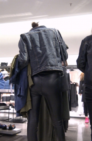 牛仔外套黑色皮裤娇小身材美女