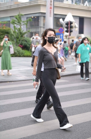 好鼓的黑长裤小姐姐