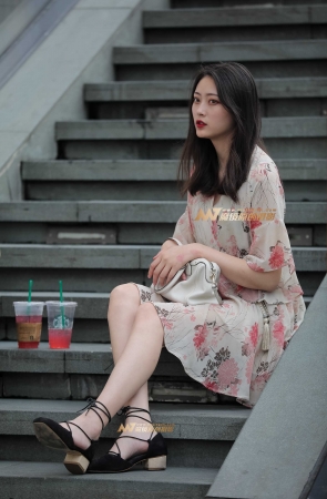 清新美丽的花裙女孩