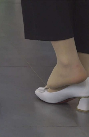 白色高跟鞋街拍丝足