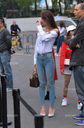 紧牛大长腿，高挑小姐姐