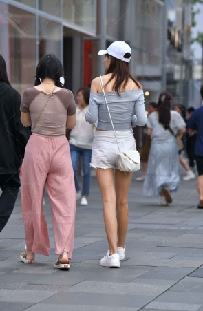 街拍白热裤，白鞋，白帽子美眉